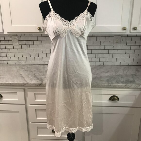 Vassarette Full Slip Womens Medium 36 White Ivory Lace Trim Adjustable Straps - Picture 1 of 6